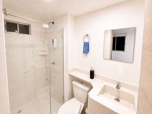 Doccia, asciugacapelli, asciugamani, sapone
