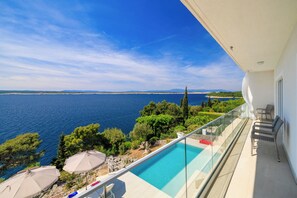 Outdoor pool - Exclusive villa by the sea for 6-8 people - pool & sea view (Dramalj)