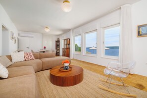 TV - Exclusive villa by the sea for 6-8 people - pool & sea view (Dramalj)
