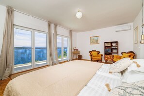 4 bedrooms, WiFi, bed sheets - Exclusive villa by the sea for 6-8 people - pool & sea view (Dramalj)