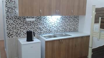 Tủ lạnh, dụng cụ nấu nướng/bát dĩa/dao nĩa