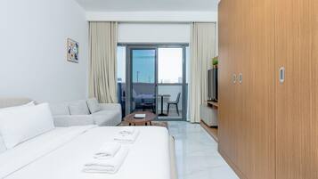 Comfort-studio, parveke | Tallelokero huoneessa, äänieristys, silitysrauta/-lauta, ilmainen Wi-Fi
