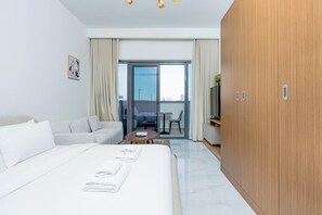 Comfort-studio, parveke | Tallelokero huoneessa, äänieristys, silitysrauta/-lauta, ilmainen Wi-Fi