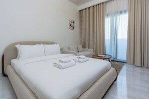 Comfort-studio, parveke | Tallelokero huoneessa, äänieristys, silitysrauta/-lauta, ilmainen Wi-Fi