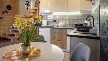 Chalet, Mountain View | Private kitchenette
