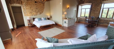Travel crib, WiFi, bed sheets