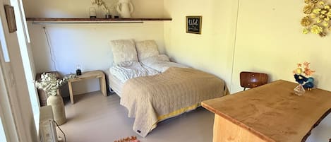 1 bedroom, bed sheets