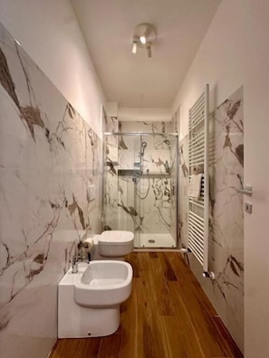 Comfort-Studio, Balkon | Badezimmer | Haartrockner, Handtücher, Seife, Shampoo