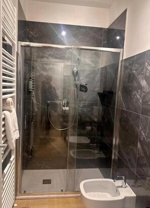 Comfort Apartment | Bathroom | Hair dryer, towels, soap, shampoo
