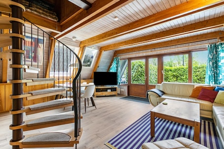 TV, DVD player, stereo. Holiday Home for 5 Guests, 89 m², with Wi-Fi in Damp