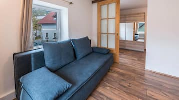 Classic-Apartment, 1 King-Bett und Schlafsofa, Küche, Stadtblick | Wohnbereich | 105-cm-Smart-TV mit Kabelempfang