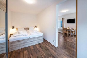 Classic Apartment, 1 King Bed with Sofa bed, Kitchen, City View | Hypo-allergenic bedding, WiFi, bed sheets