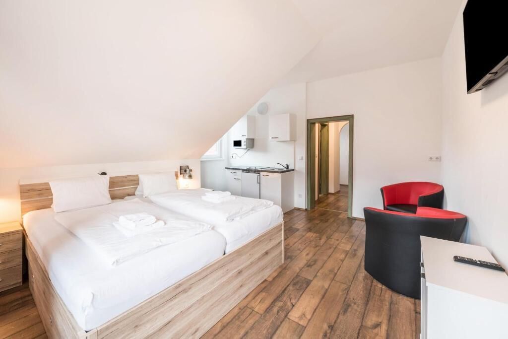 Deluxe Studio Suite, Balcony, Mountain View | Hypo-allergenic bedding available, WiFi (free), bed sheets