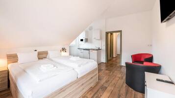 Deluxe Studio Suite, Balcony, Mountain View | Hypo-allergenic bedding available, WiFi (free), bed sheets