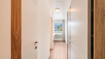 Deluxe Studio Suite, Balcony, Mountain View | Interior