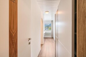 Deluxe Studio Suite, Balcony, Mountain View | Interior