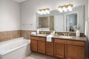 Bañera de hidromasaje, secador de pelo, toallas, jabón