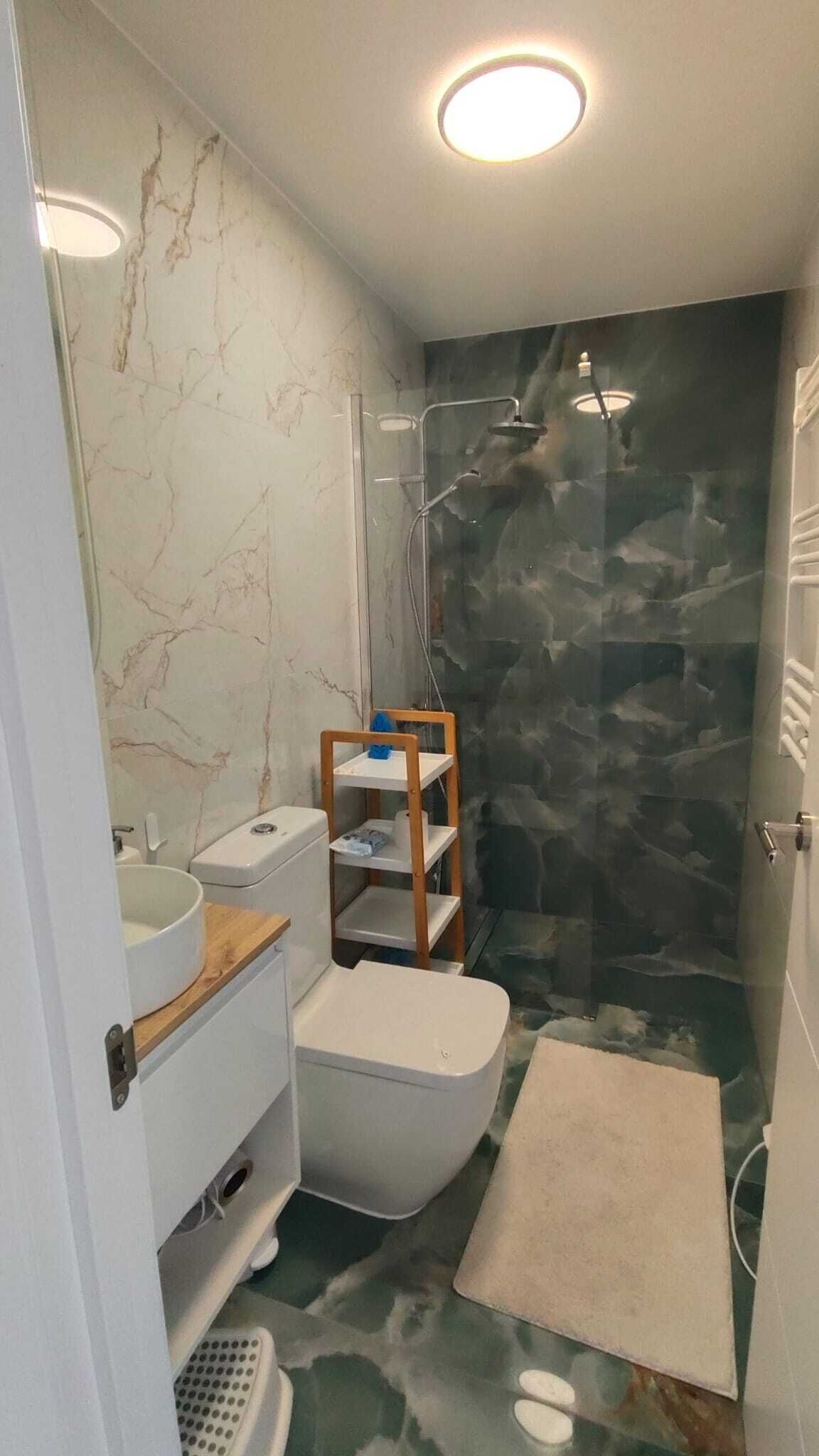 Een douche, een haardroger, handdoeken, zeep