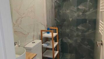 Een douche, een haardroger, handdoeken, zeep