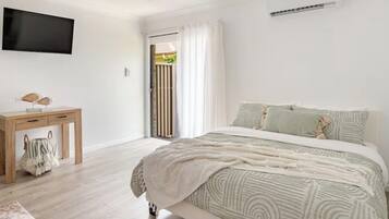 Iron/ironing board, WiFi, bed sheets