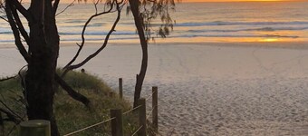 Peace of Potty - 10 minute stroll to our lovely town, pristine creek and beach.
