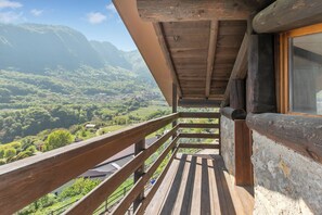 A wooden balcony with a view of a valley and mountains. - Private Green Oasis (Tenno)