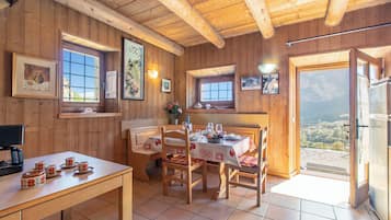 Nhà dành cho gia đình, nhiều phòng ngủ (Private Green Oasis) | Phòng ăn