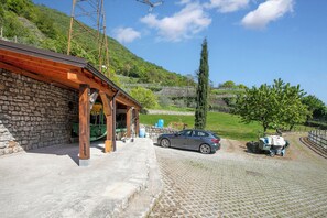 Casa familiar, varias habitaciones (Private Green Oasis) | Estacionamiento | Se necesita auto 