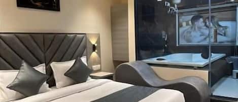 Desk, laptop workspace, iron/ironing board, free WiFi