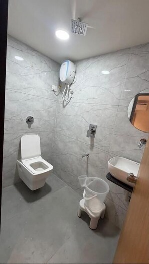 Doppelzimmer, Stadtblick | Badezimmer | Kostenlose Toilettenartikel, Hausschuhe, Handtücher, Seife