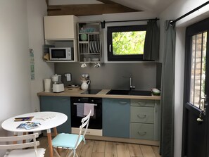 Een koelkast, een magnetron, een oven, een kookplaat