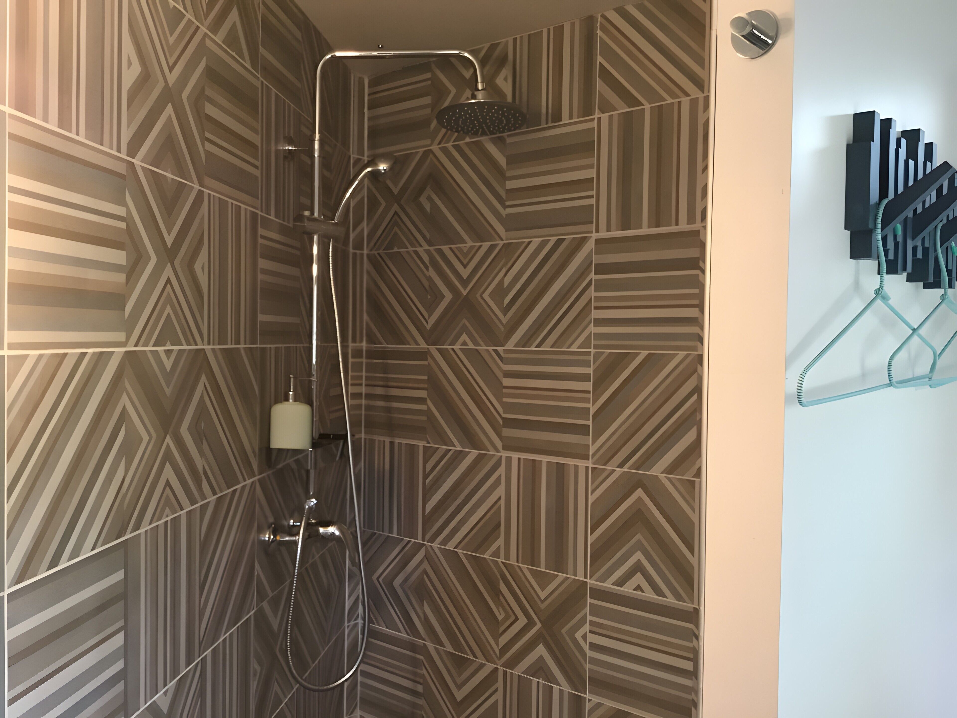 Een douche, een haardroger, handdoeken