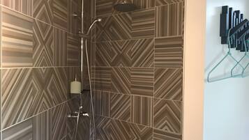 Een douche, een haardroger, handdoeken