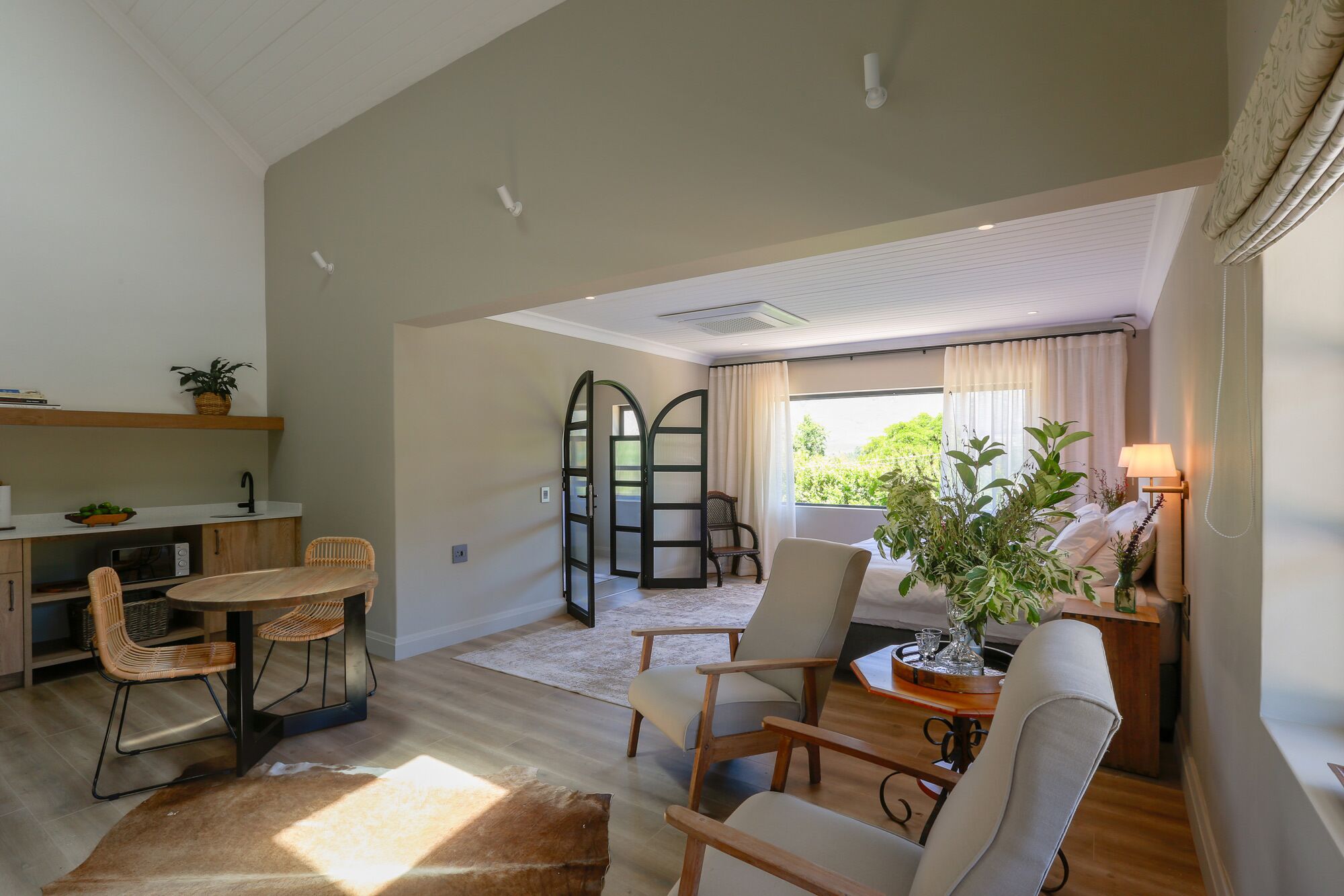 Luxury-Zweibettzimmer, Terrasse | Wohnbereich | 32-Zoll-Flachbildfernseher mit Satellitenempfang