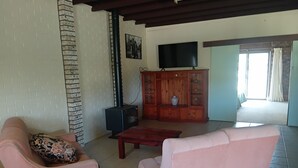 Living area - La Maison Gloucester Chalet (Bakers creek)