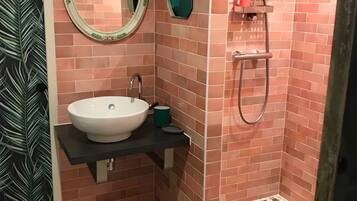 Een douche, een haardroger, handdoeken