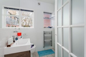 Shower, towels, soap, toilet paper - Lovely 1 bed with large terrace in Barnes (London) (London)