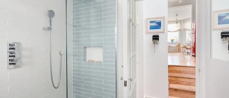 シャワー、タオル、石鹸、トイレットペーパー