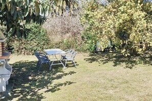 Outdoor dining - HOUSE FOR 5 PEOPLE 5 MINUTES FROM THE BEACH (Ribadedeva)