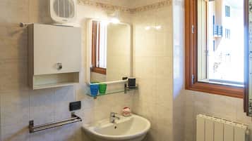 Apartment, Balcony, Mountain View | Bathroom