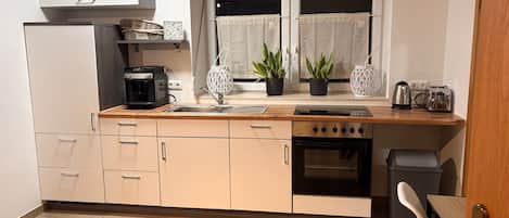 Fridge, oven, stovetop, coffee/tea maker