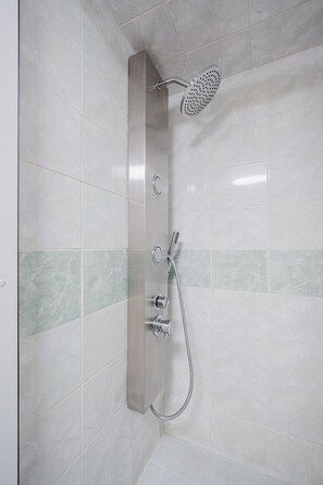 Hair dryer, towels, shampoo, toilet paper - Elegant Loft Apartment in Lesser Town near National Theatre by EasyBNB Premium (Prague)