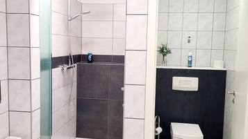 Haartrockner, Handtücher, Seife, Shampoo