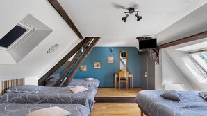 A room with two beds, a desk, a chair, a mirror, and a ceiling fan. - Guest Room 'La Ferme Des Bigornes - Lion' with Shared Terrace, Garden & Wi-Fi (Châtillon-sur-Indre)