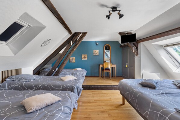 A room with two beds, a desk, a chair, a mirror, and a ceiling fan. - Guest Room 'La Ferme Des Bigornes - Lion' with Shared Terrace, Garden & Wi-Fi (Châtillon-sur-Indre)