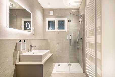 Shower, hair dryer, towels. Apartment 'Ferienwohnung Für 2 Personen' with Wi-Fi