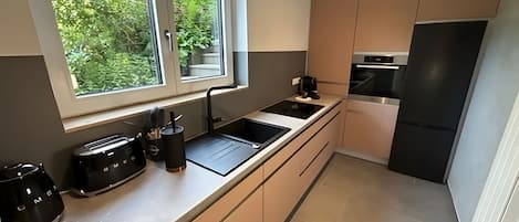 Fridge, oven, stovetop, dishwasher