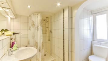 Douche, sèche-cheveux, serviettes fournies, papier toilette