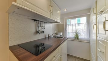 Réfrigérateur, micro-ondes, plaque de cuisson, cafetière/bouilloire