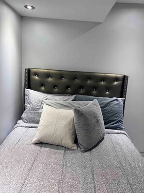 Iron/ironing board, WiFi, bed sheets - Cozy basement apartment (Kitchener)